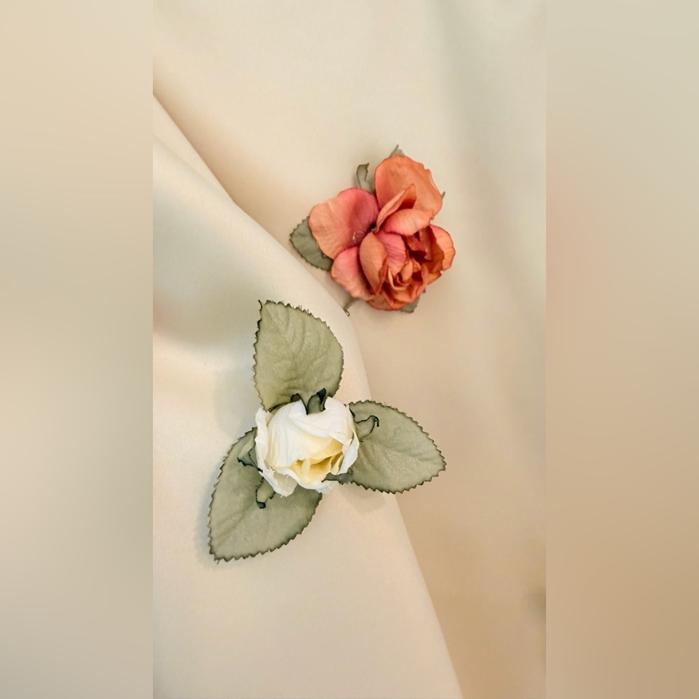 Ilana Wolf NWT Cream Satin Evening Wrap w/ Silk Flower Embellishment. Gorgeous! - Picture 6 of 16
